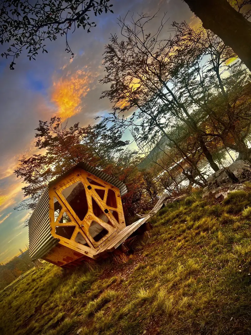 Un refugio al atardecer, entre los árboles