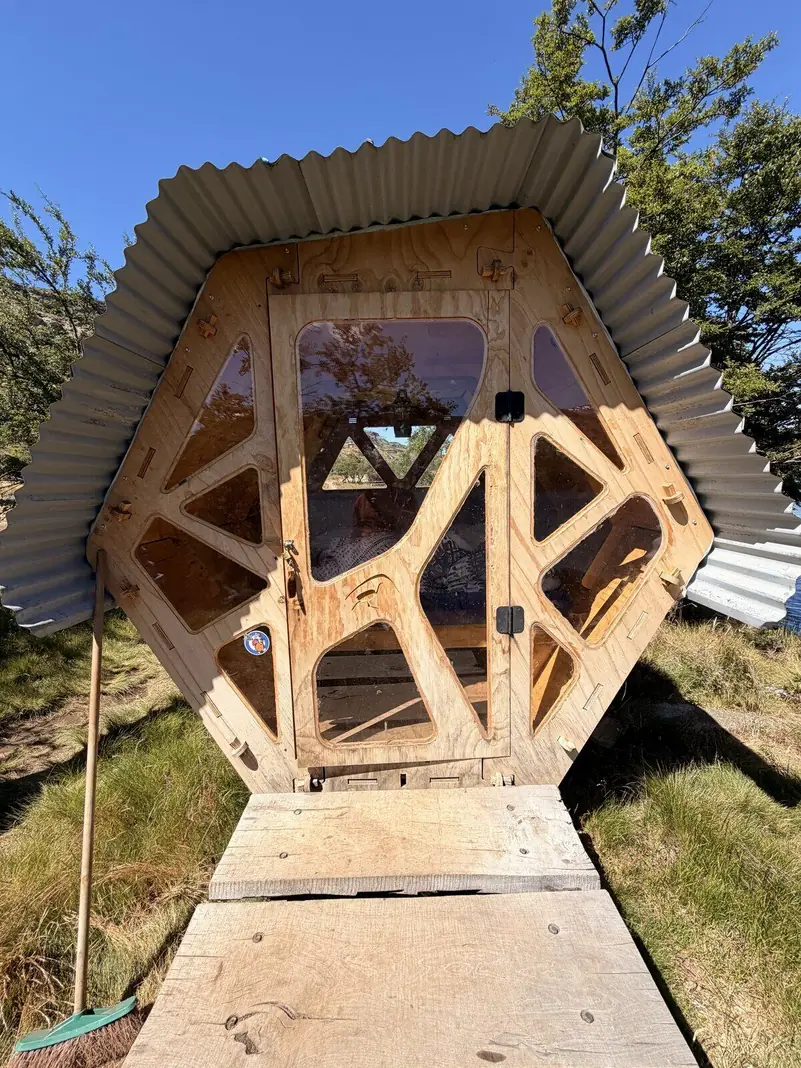 La entrada de un refugio, con su deck de madera