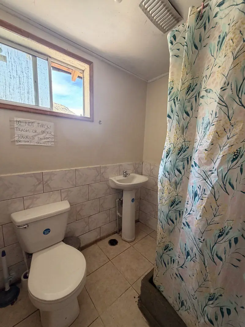 El baño compartido, limpio y con ducha