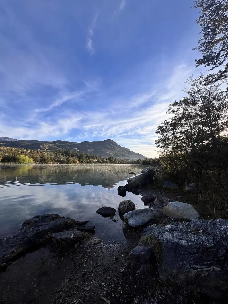 El agua quieta en la mañana