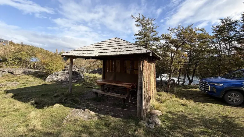 Un alero con mesa, entre los árboles