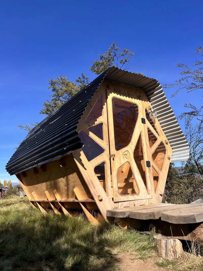 Un refugio entre los arbustos, con cielo azul