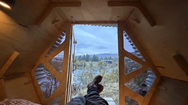Pies arriba, mirando el río desde la cama