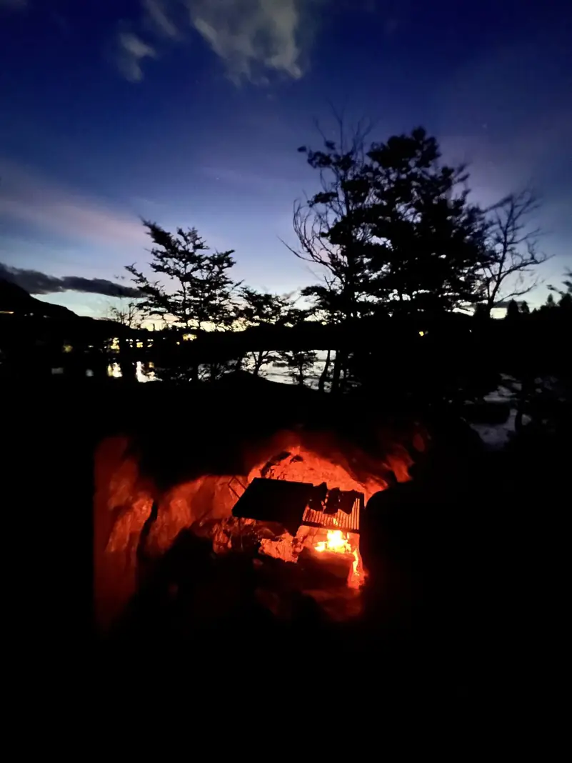 El fogón encendido de noche
