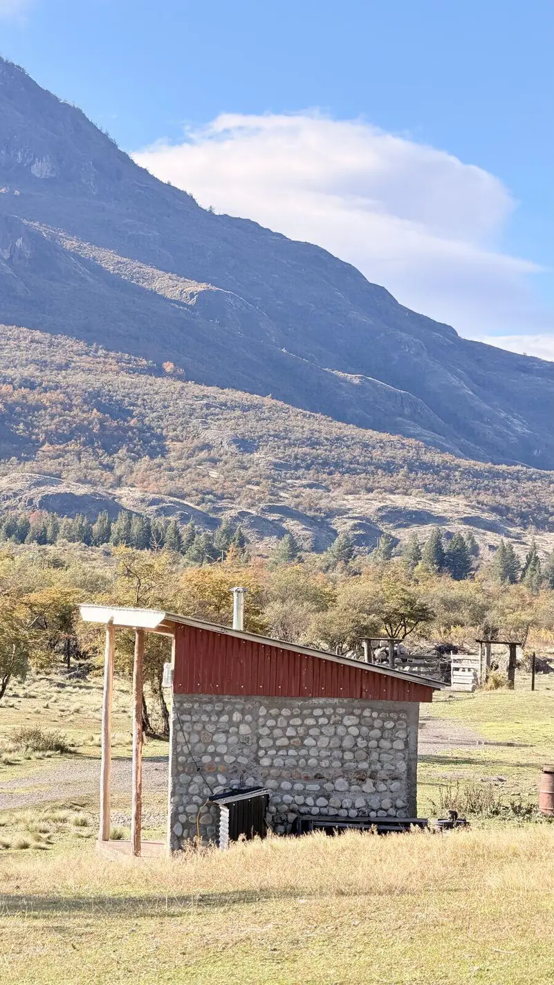 Más instalaciones del camping, al pie del cerro