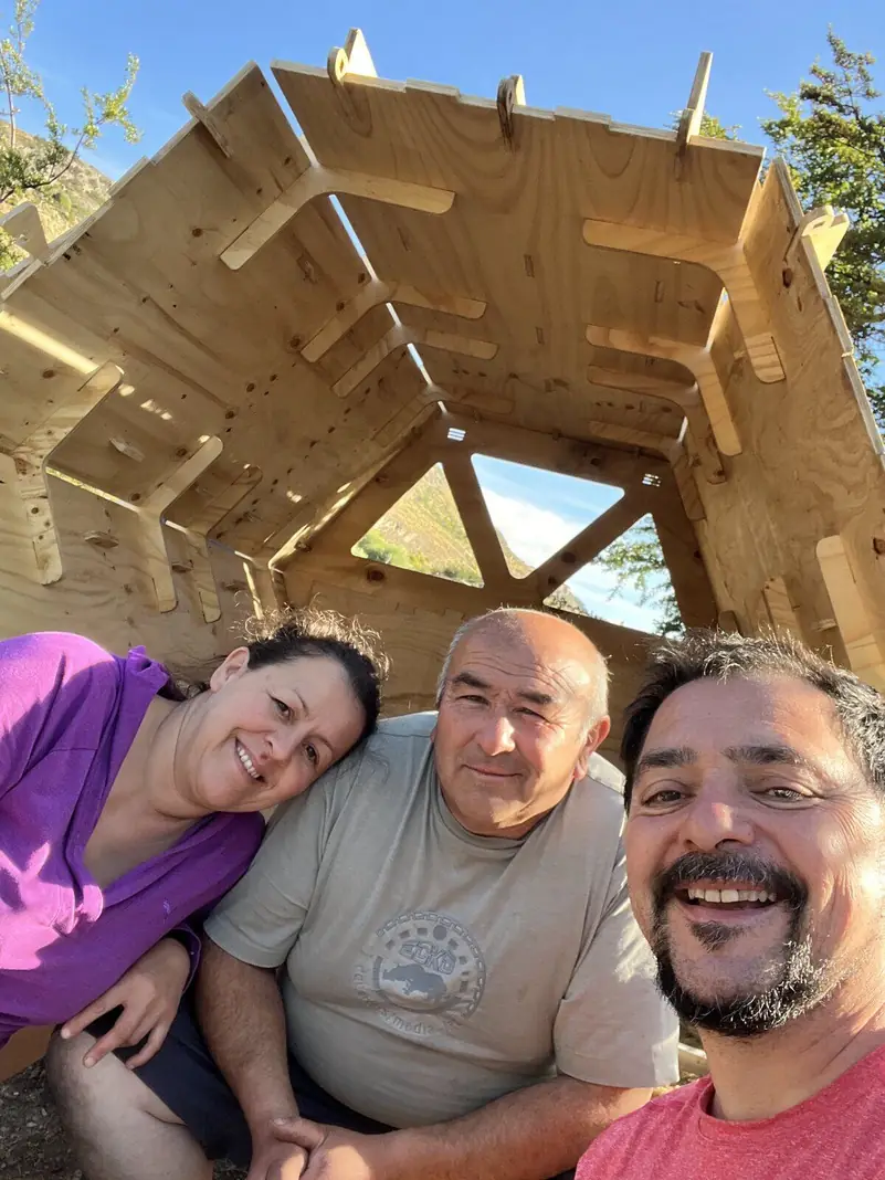 Jolett, Atilio y Javi, sonriendo dentro de un refugio