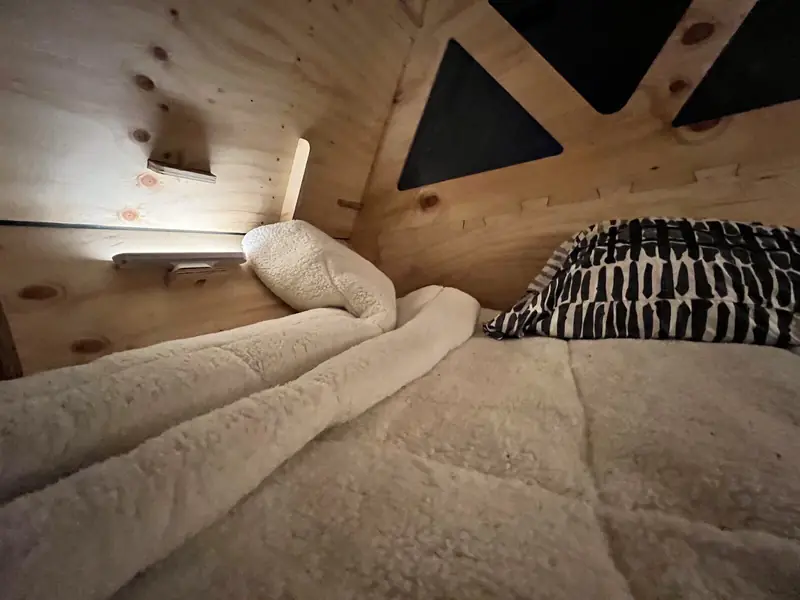 La cama del refugio, con el cobertor y los cojines
