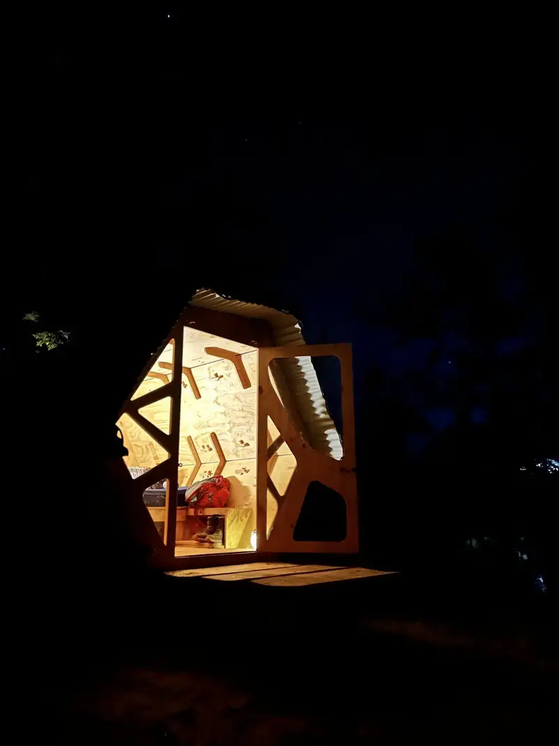 La luz cálida del refugio en la oscuridad