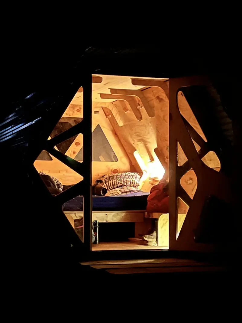 Un refugio iluminado de noche