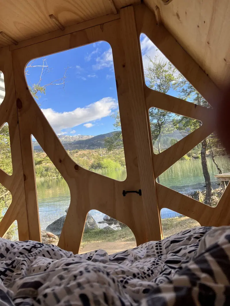La vista al río desde la cama, por la ventana del refugio