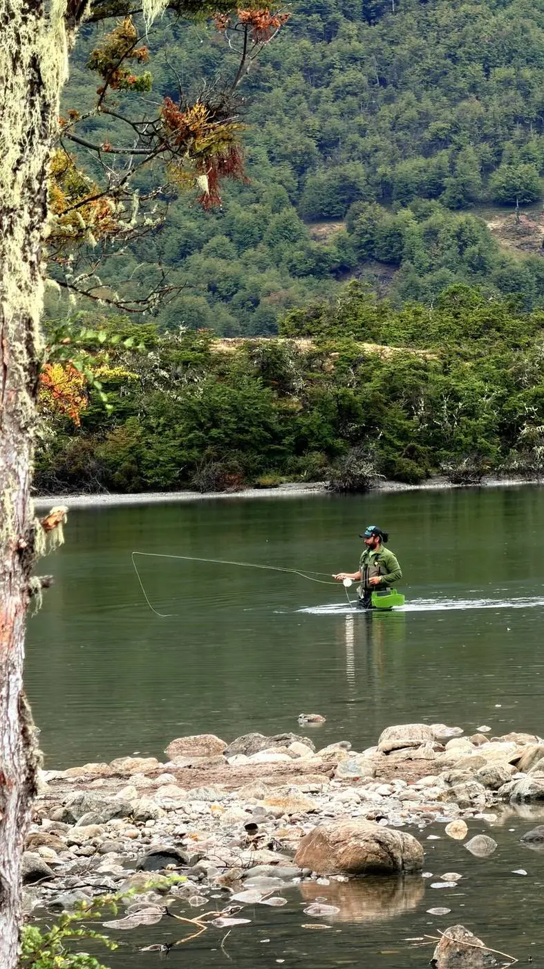 Alexis pescando con mosca en el río
