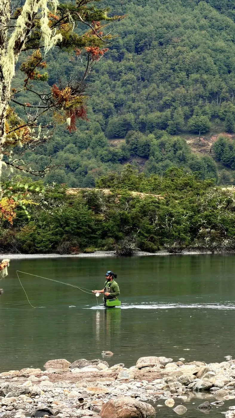Alexis lanzando la línea en el río