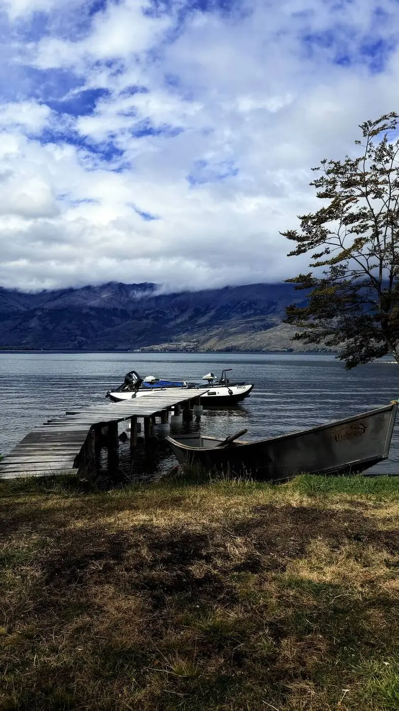 El muelle del camping, con botes en el lago