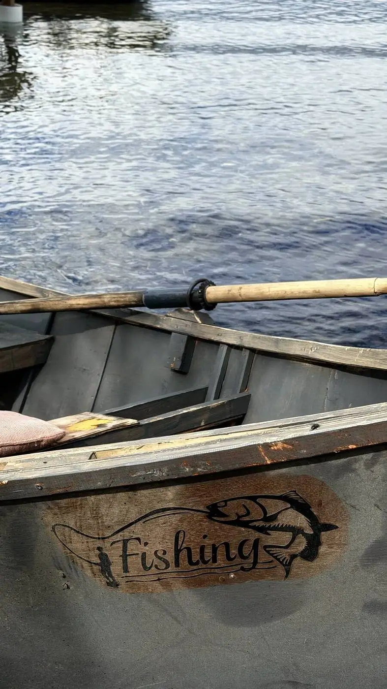 Un bote de madera con la palabra «Fishing» pintada