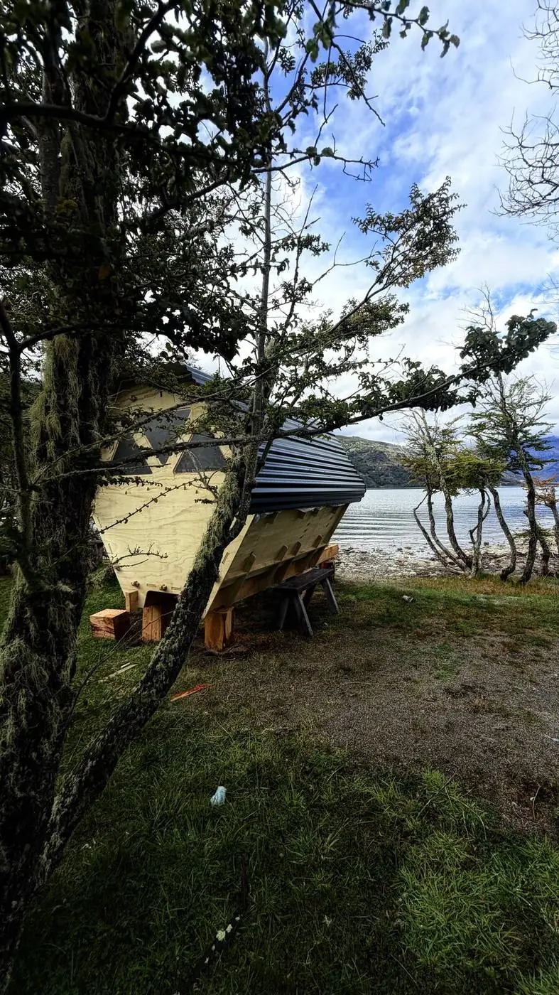 Un refugio recién instalado, con el lago detrás