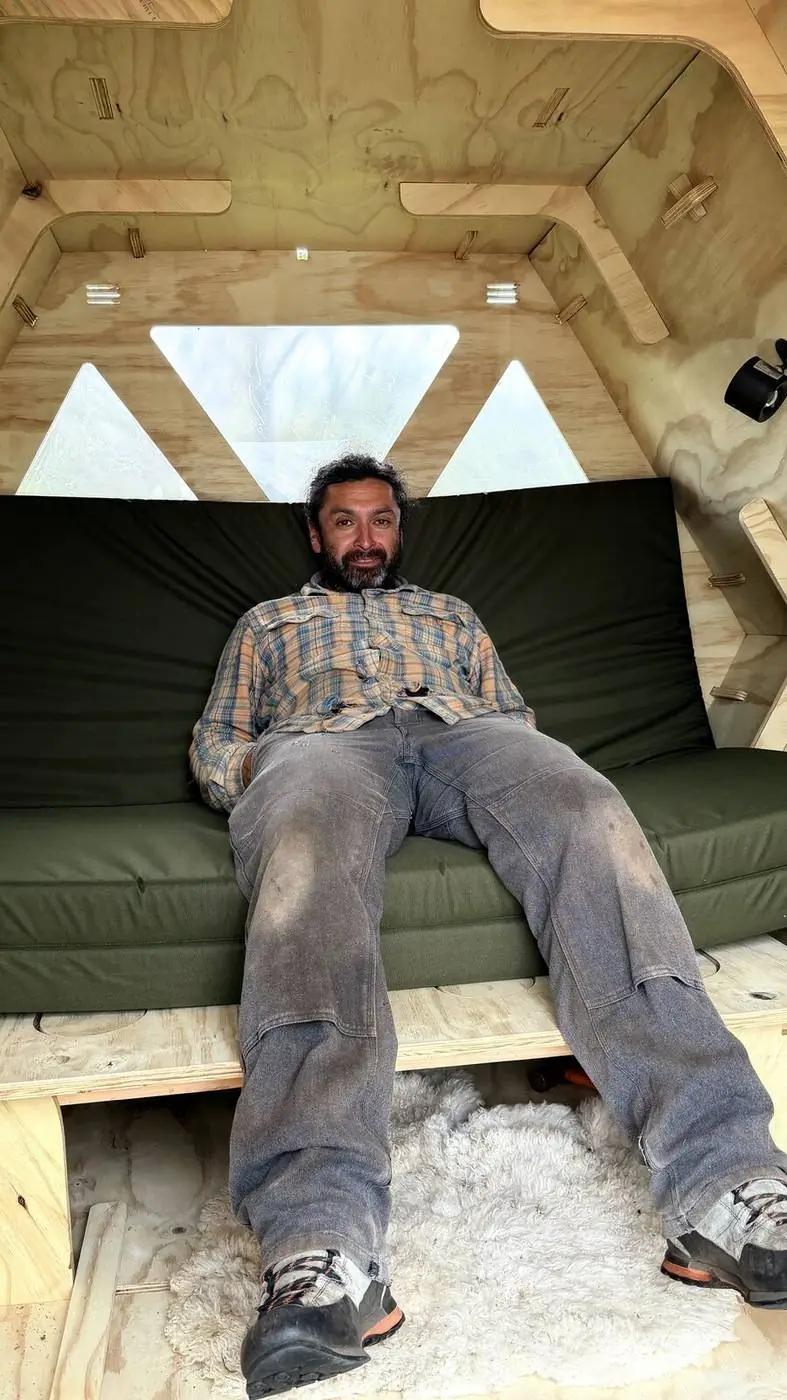 Probando el sillón del refugio