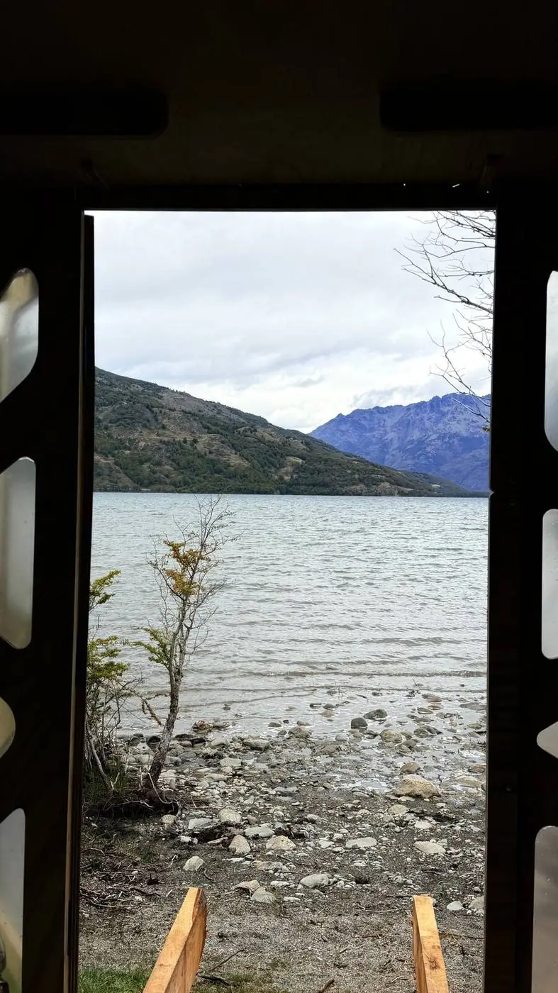 La vista al lago desde la puerta del refugio