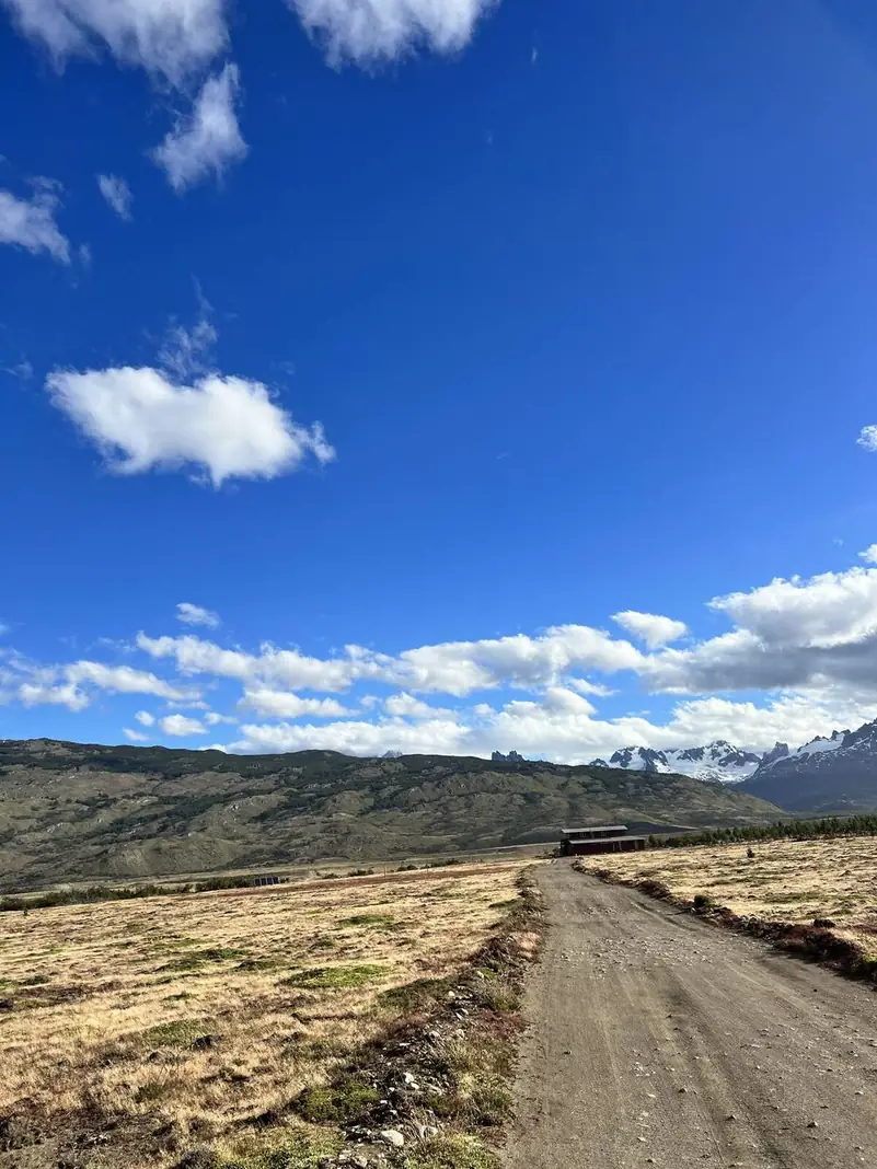 El camino de ripio que cruza el valle