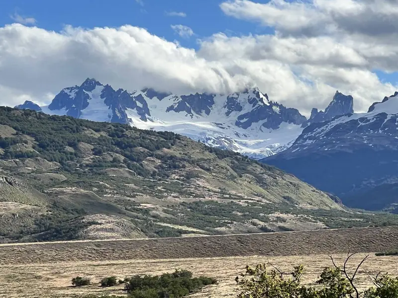 Cerros nevados sobre el valle