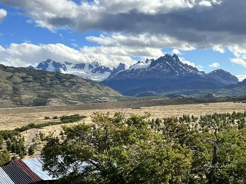 El valle camino a Lago Brown, con los cerros nevados al fondo
