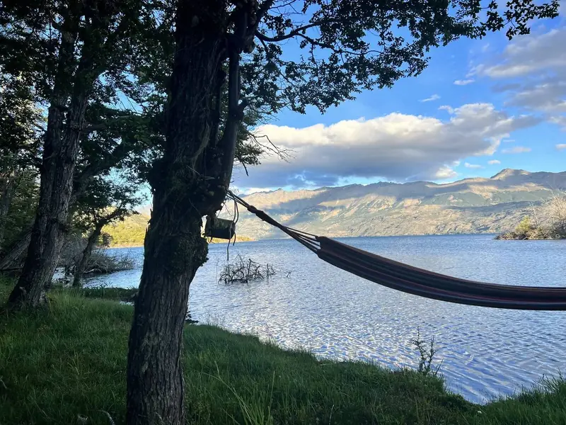 Otra hamaca, con el lago y los cerros
