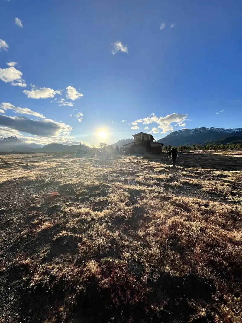 El sol de la mañana sobre el pasto