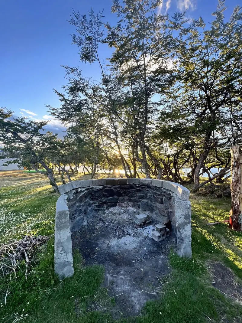 El fogón de piedra del camping