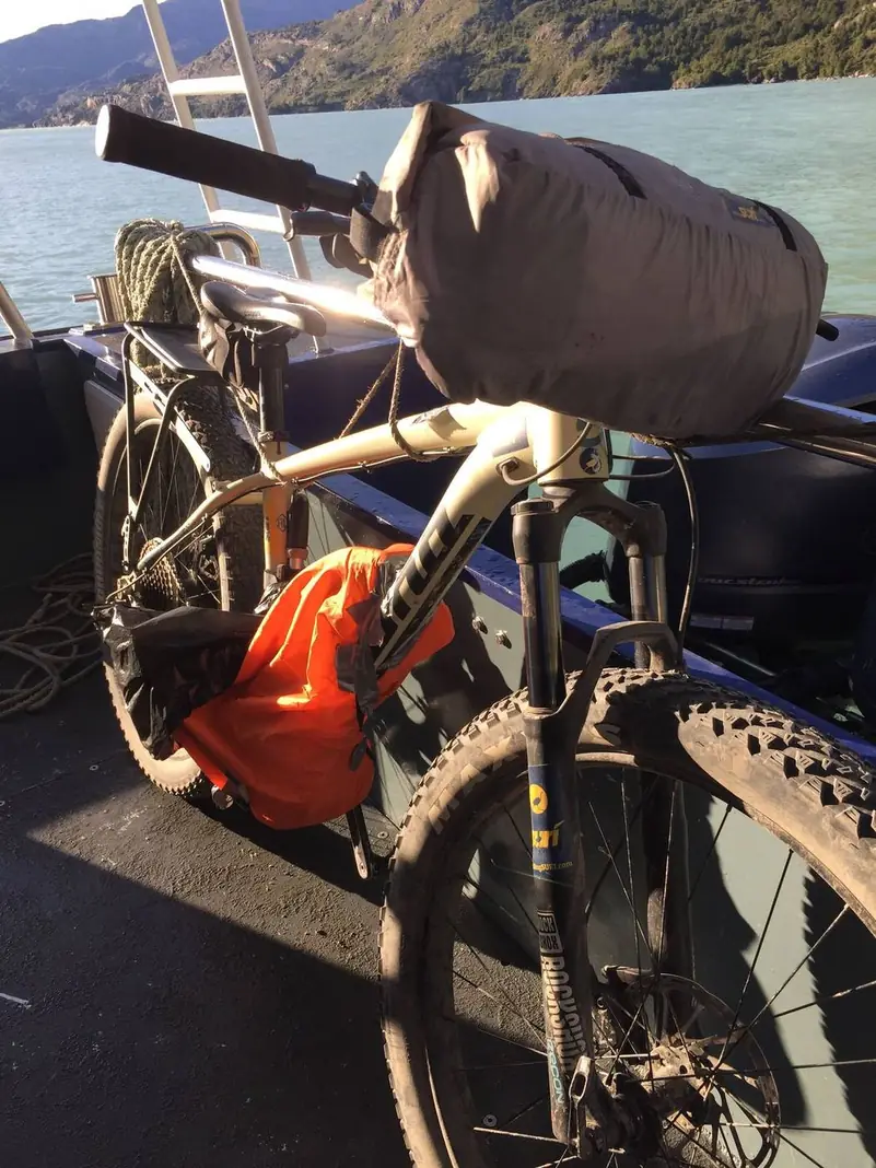 Una bici cargada en la cubierta del barco
