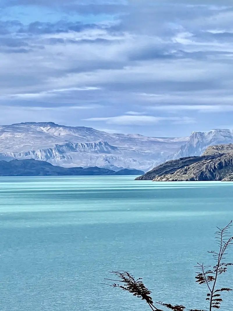 El lago O'Higgins, turquesa, con los cerros al fondo