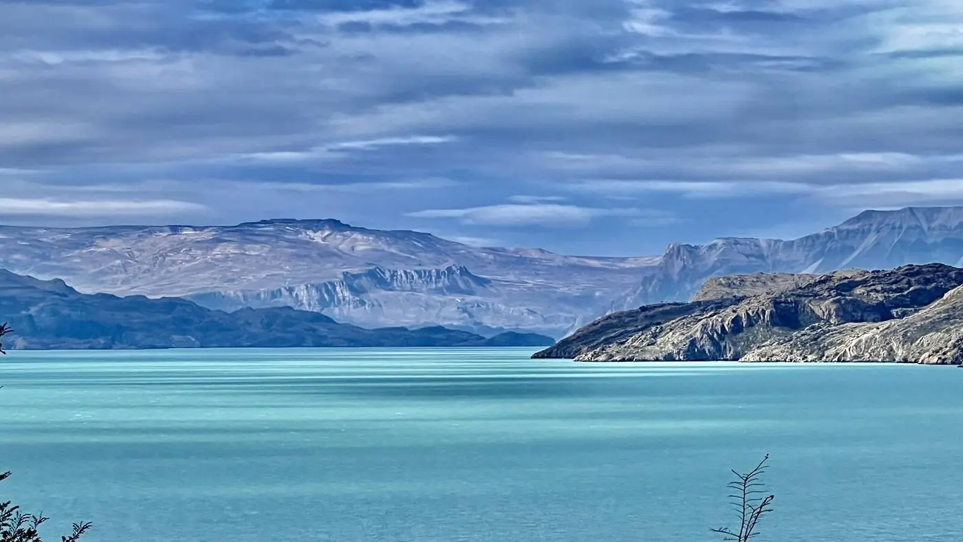 El lago y los cerros de la otra orilla