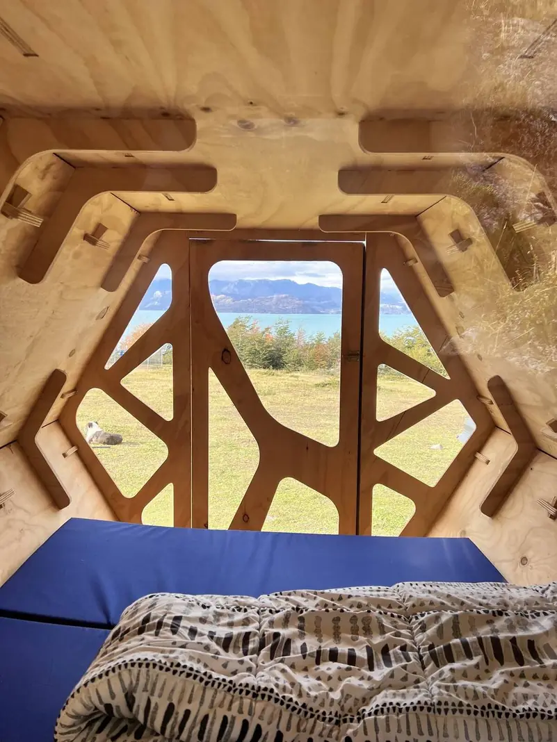 La cama del refugio, con el lago por la ventana