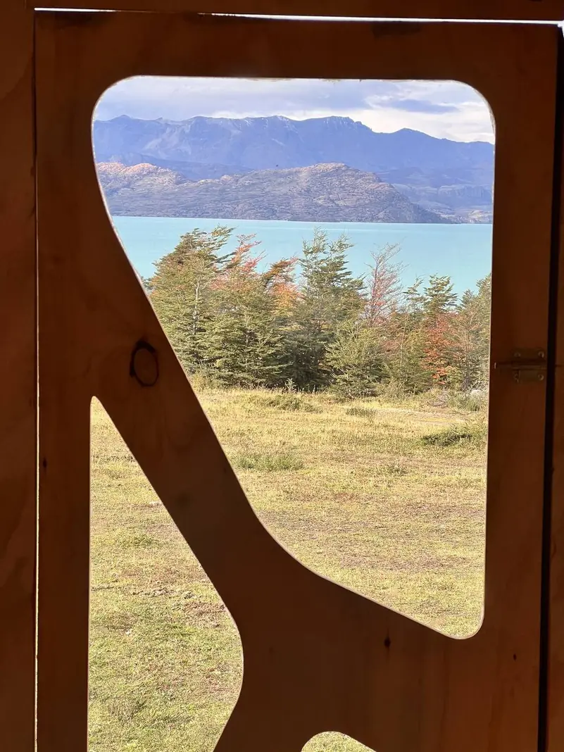 El lago visto desde la puerta del refugio