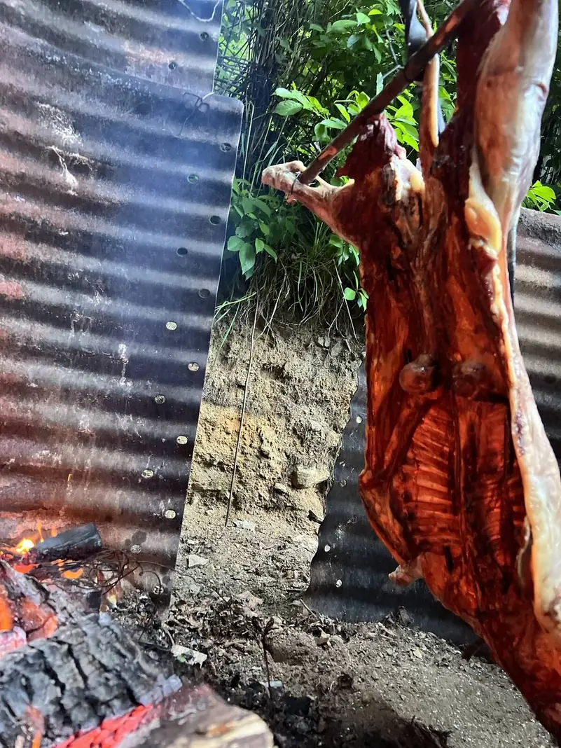 El cordero dorándose al palo