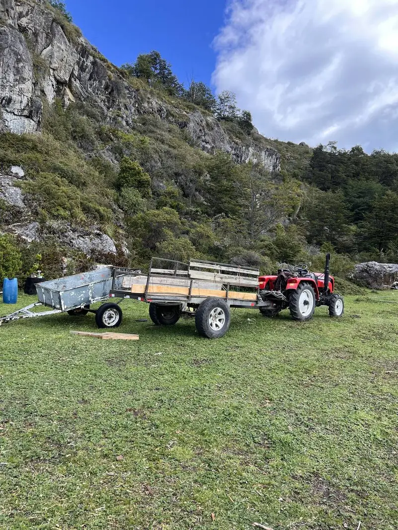 El tractor y su carro, al pie del cerro