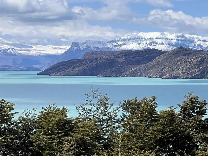 El lago y los cerros nevados