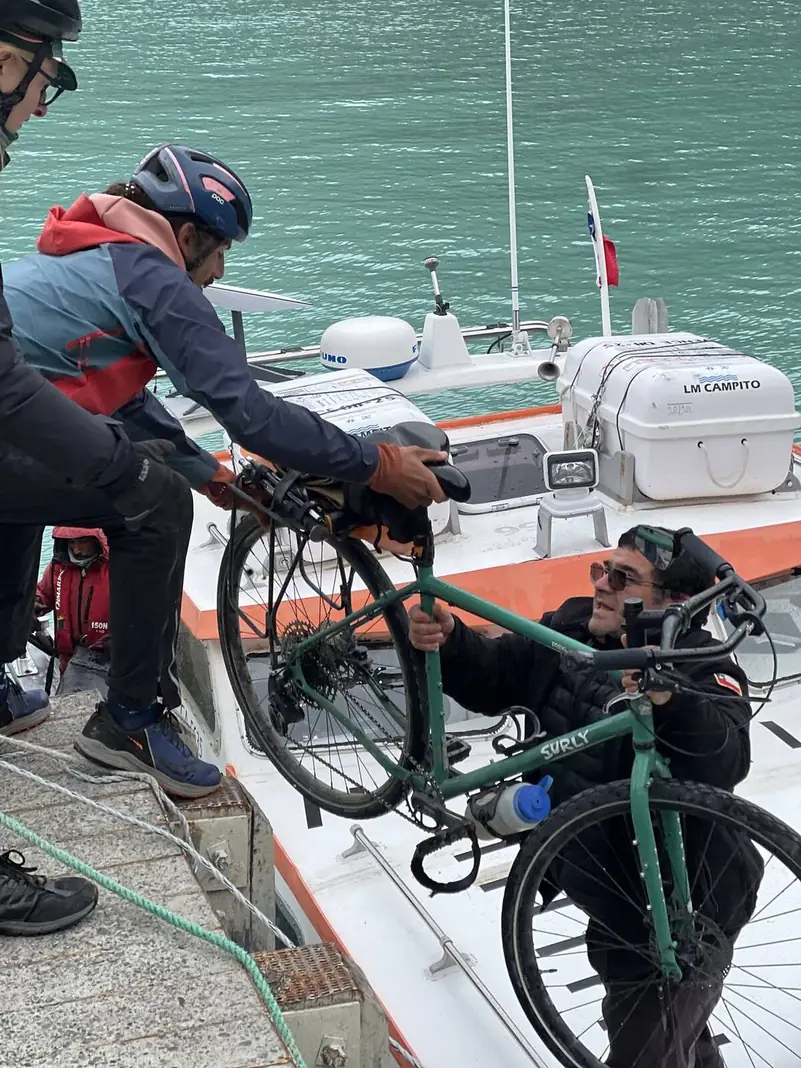 Bajando las bicis del barco, con casco