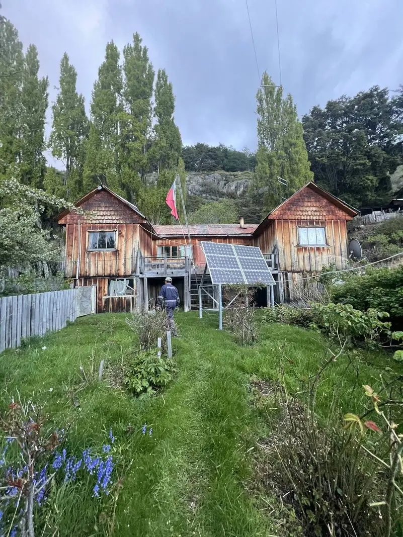 La casa de la familia, con su huerta y sus álamos