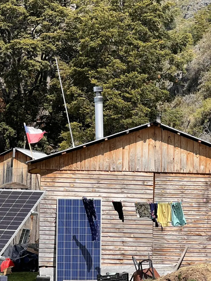 La casa de madera, con sus paneles solares