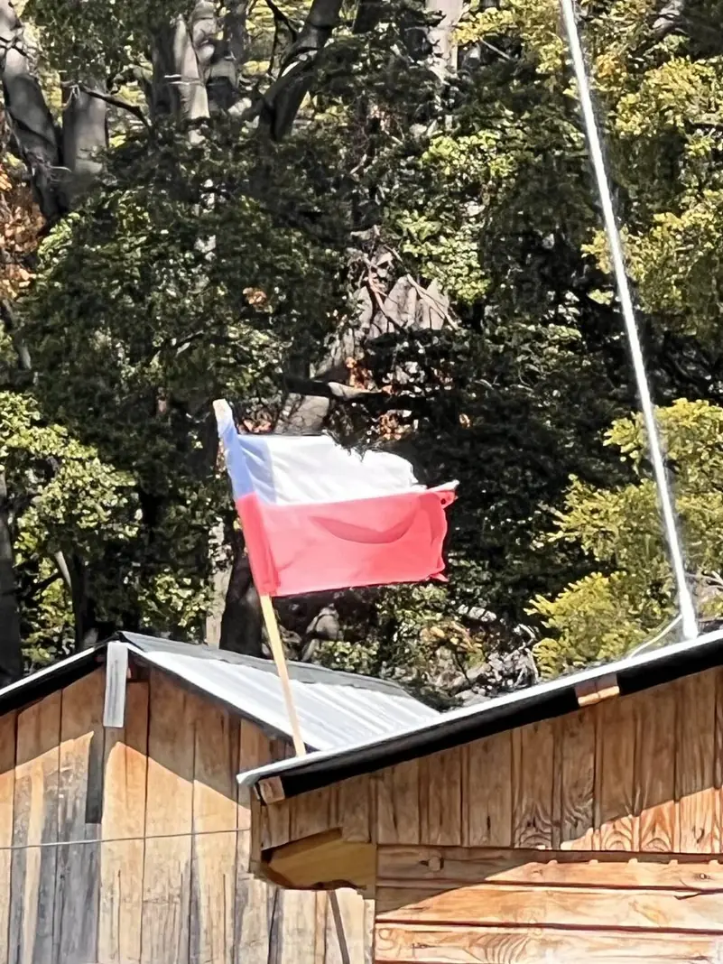 La bandera chilena sobre la casa