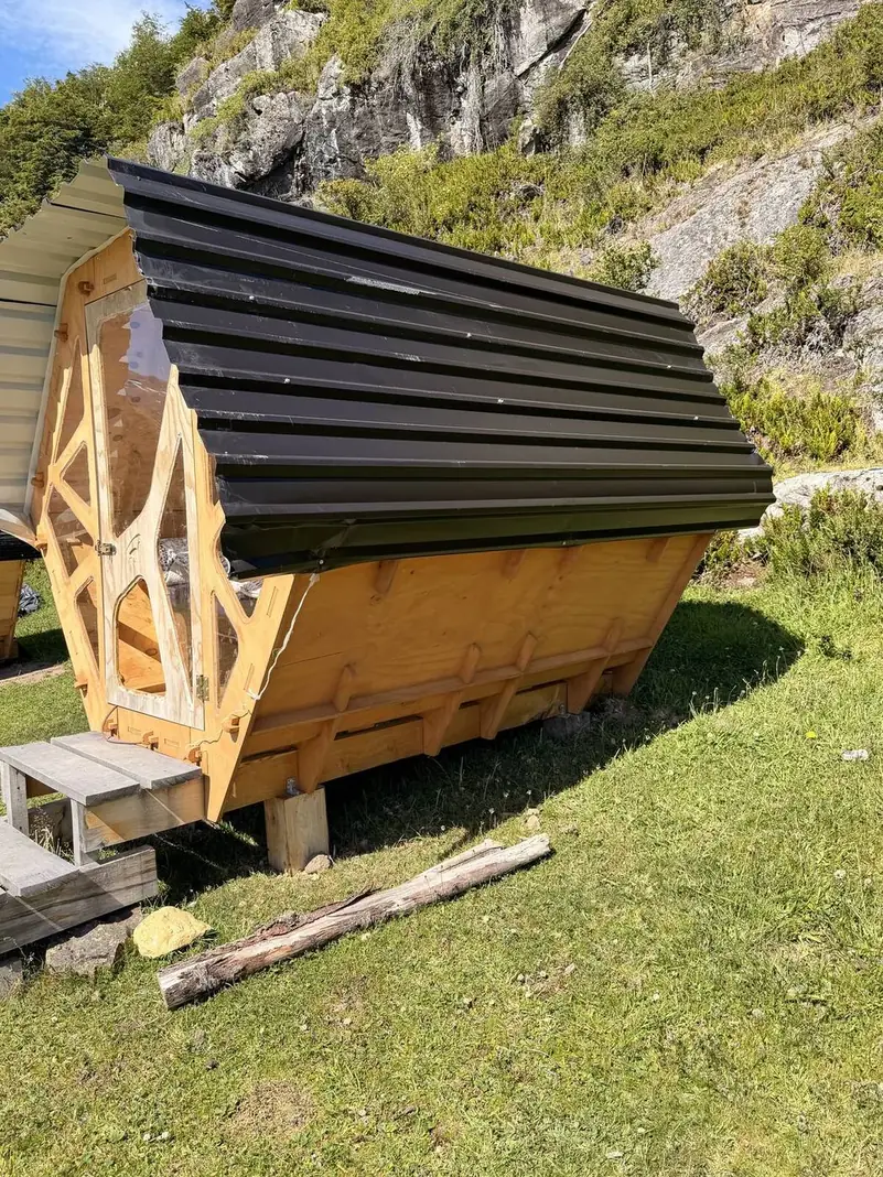 Un refugio al pie del cerro