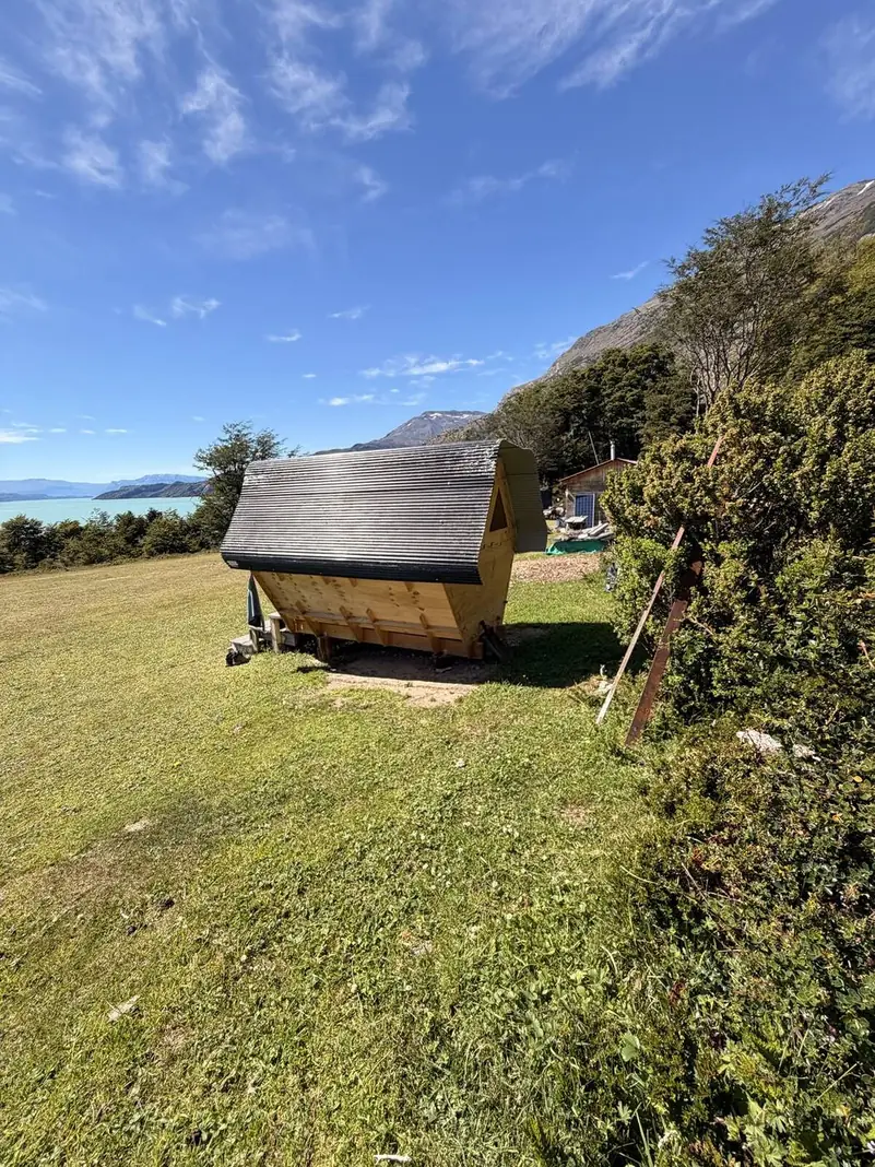 Un refugio en el pasto, mirando el lago