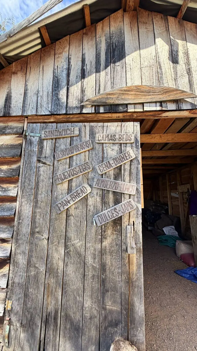 La puerta del galpón, con letreros de madera