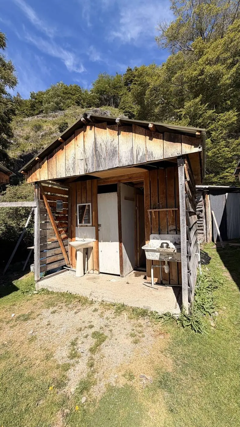 La caseta de madera del baño, con su ducha