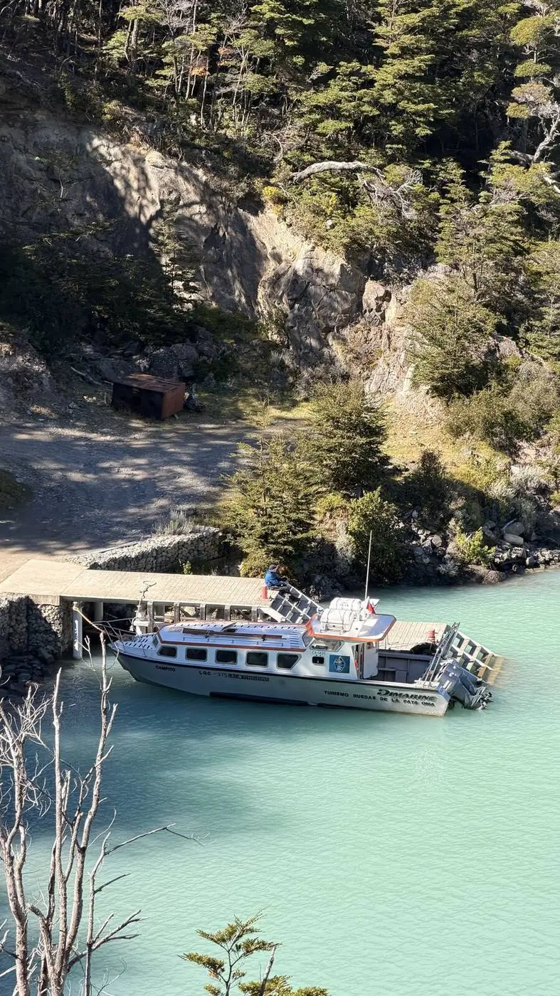 El barco en la bahía