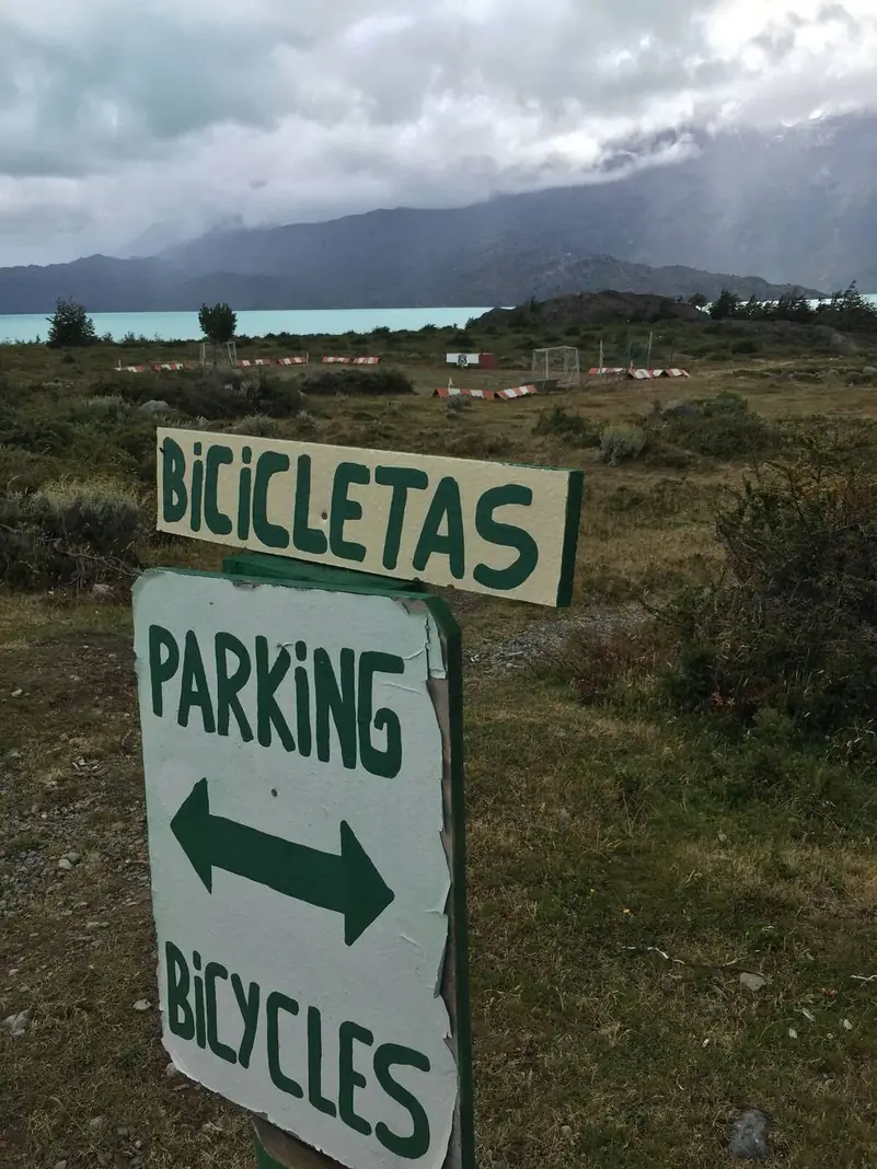 El letrero de estacionamiento para bicicletas