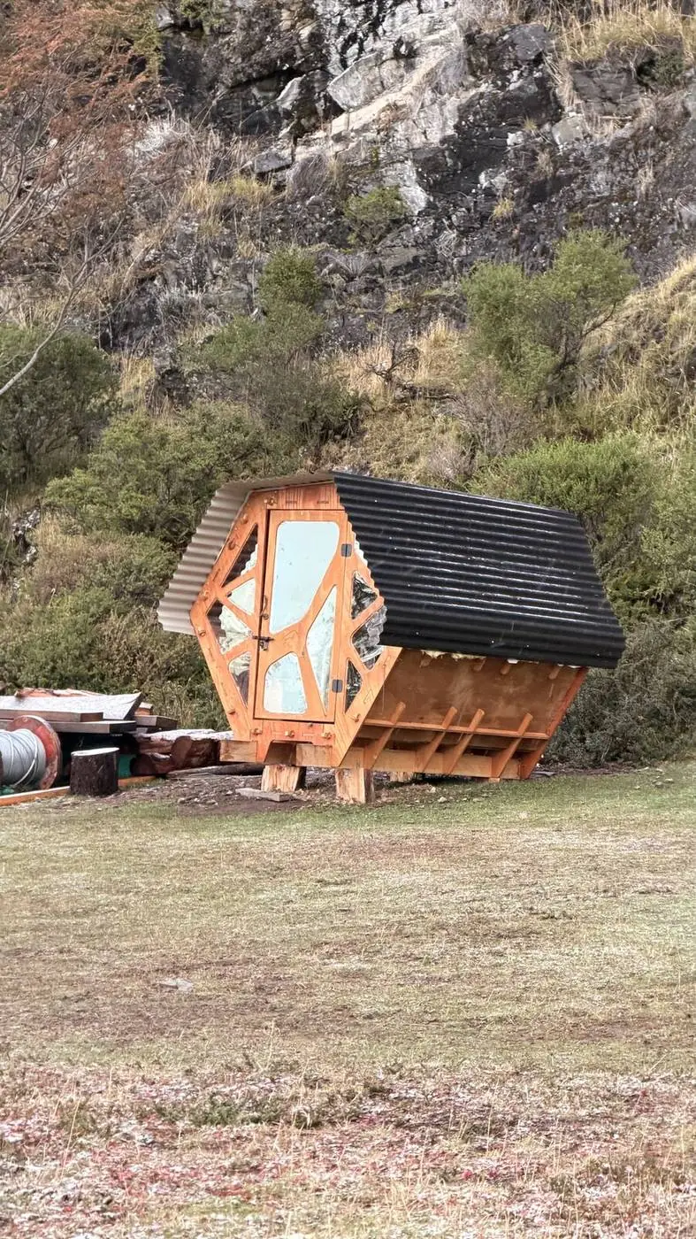 Un refugio de cerca, con el cerro detrás