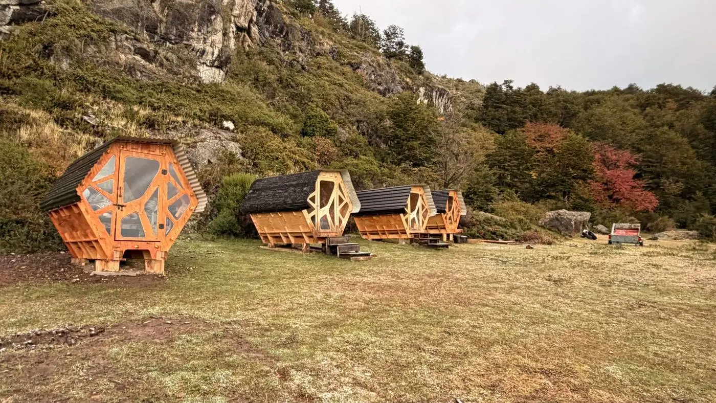 Cuatro micro-refugios SURí al pie del cerro, en Candelario Mancilla