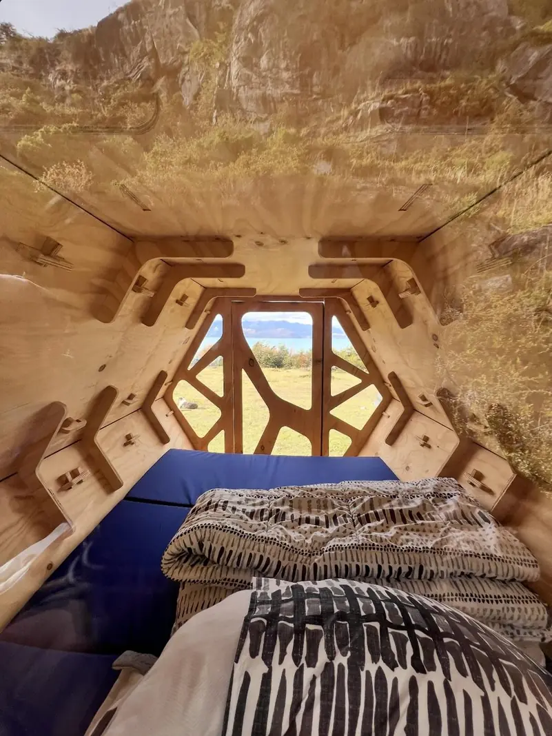 La cama del refugio, con el lago por la puerta