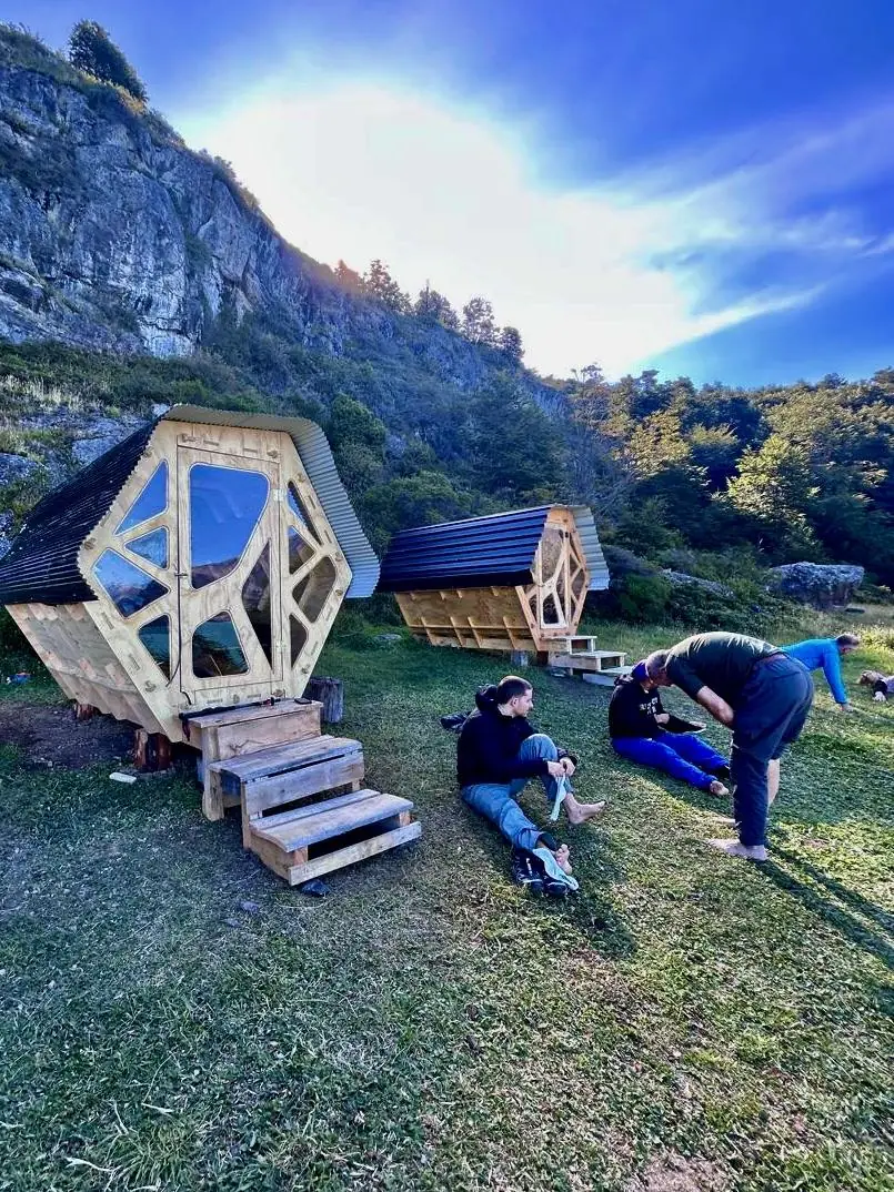 Dos refugios al pie del cerro, con sus escalones de madera
