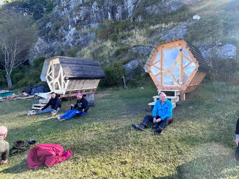 Un rato al sol frente a los refugios, al pie del cerro